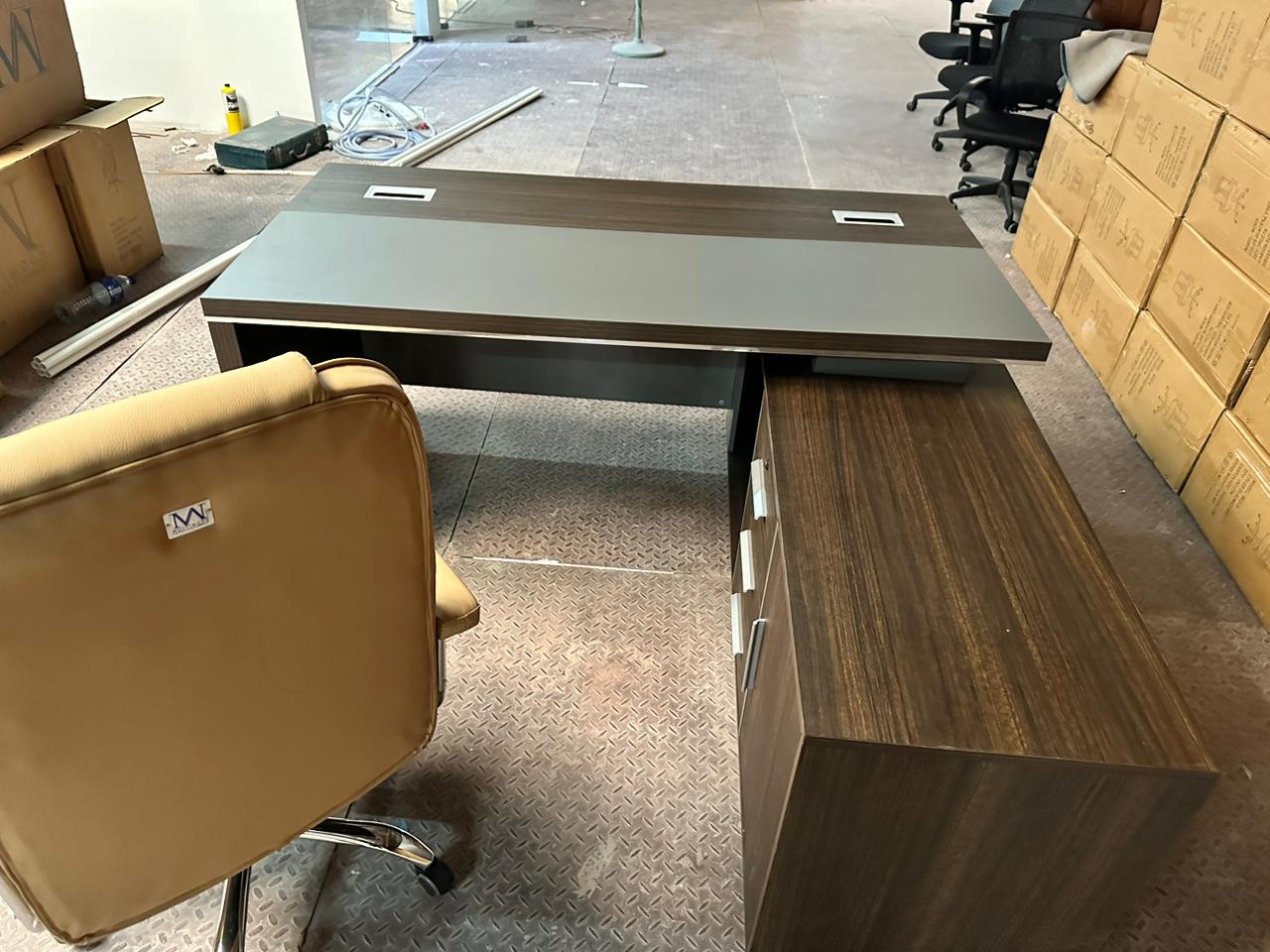 طاولة المكتب التنفيذي بلانا