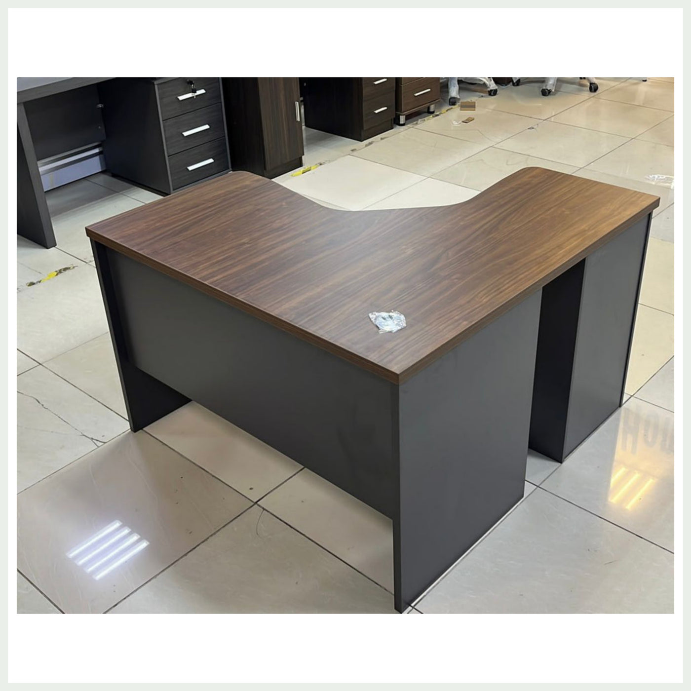 طاولة مكتب بسيطة على شكل حرف ل