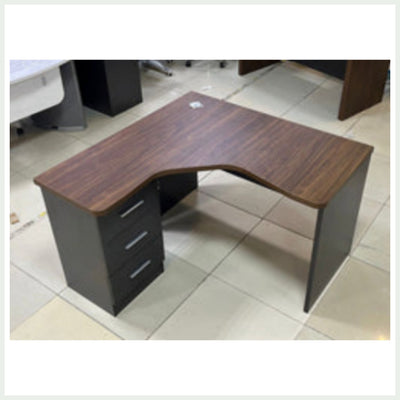 طاولة مكتب بسيطة على شكل حرف ل